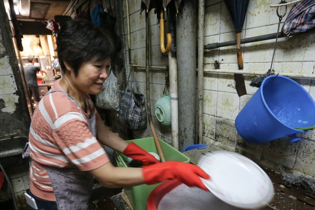 Dishwashers are among the lowest earners in Hong Kong. Photo: Dickson Lee