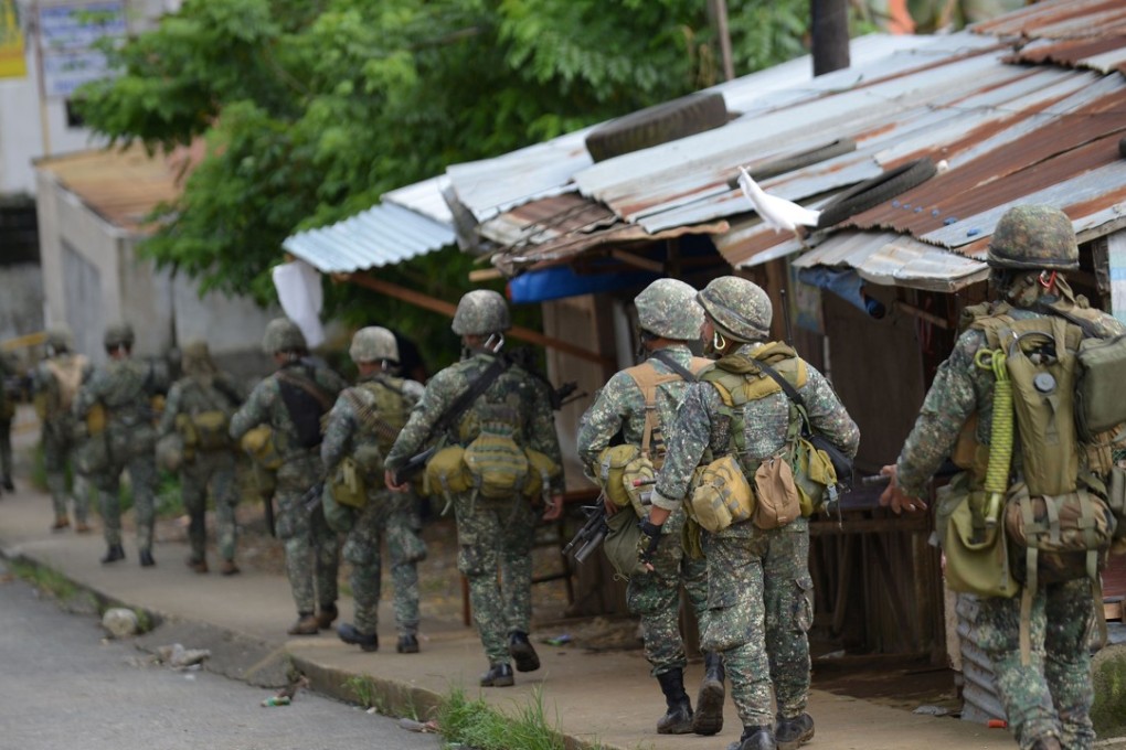 Philipine marines on their way to an assault on the hideout of Muslim militants near the town center in Marawi, in southern island of Mindanao on May 28, 2017. Islamist militants who have gone on a rampage in a southern Philippine city have killed 19 civilians including women and children, the military said on May 28, as fighting entered the sixth day. Photo: AFP
