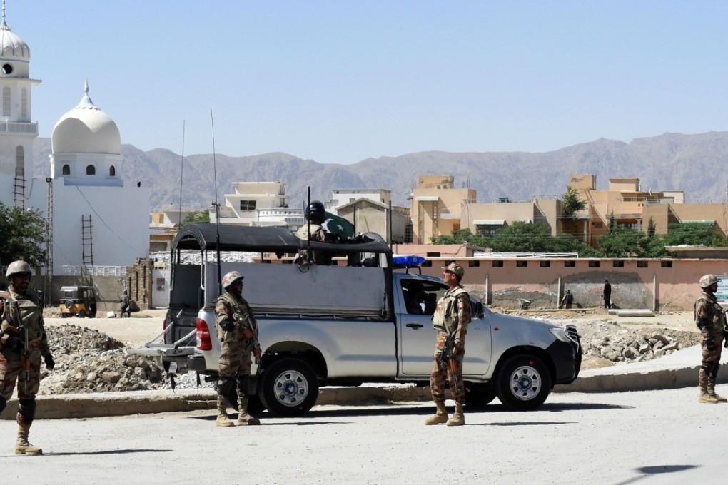 Pakistani soldiers guard the site where two Chinese were kidnapped in Jinnah town, Quetta. Photo: AFP