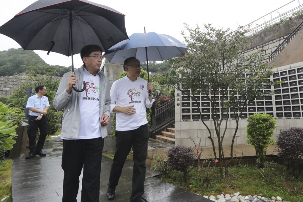 Health minister Ko Wing-man (left) and Hong Kong Kidney Foundation chairman Lui Siu-fai attend a ceremony at Tseung Kwan O cemetery. Photo: Edward Wong