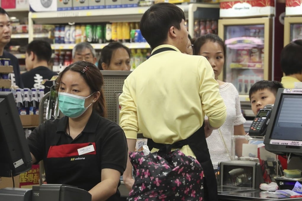 Instead of introducing a law that standardises working hours at 40-44 a week for everyone, the government wants employers to spell out working hours and overtime compensation in contracts only for those who earn HK$11,000 a month or less. Photo: Sam Tsang