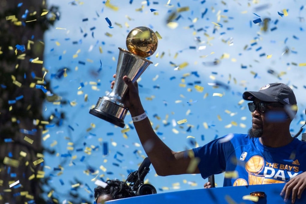 Kevin Durant hoists the MVP trophy during the Warriors’ 2017 championship victory parade in downtown Oakland. Photo: USA TODAY Sports