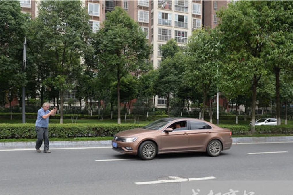 Peter pictured photographing motoring offences in Chengdu. Photo: Cd.qq.com