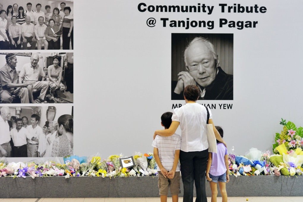 A family pays their respects to Singapore’s former prime minister Lee Kuan Yew at the Tanjong Pagar Community Club. File photo