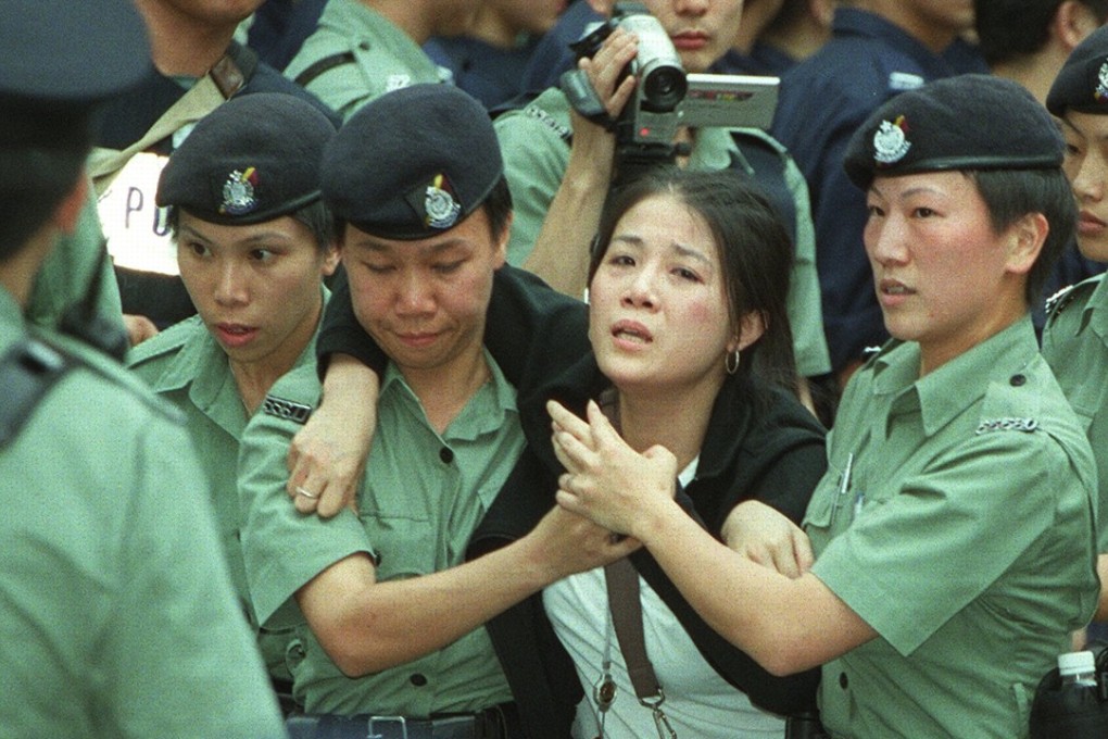 Police officers arrest a right-of-abode seeker in Chater Garden, Central, as they remove the claimants from the site on 25 April 2002. Picture: SCMP