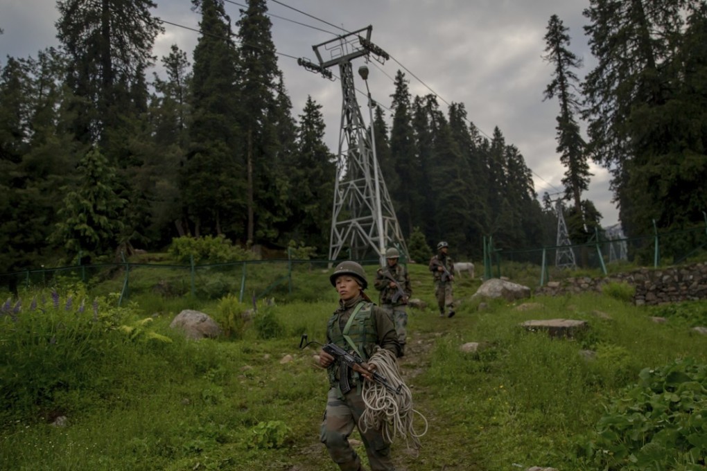 Indian soldiers walk back after the rescue mission in Gulmarg, northwest of Srinagar. Photo: AP