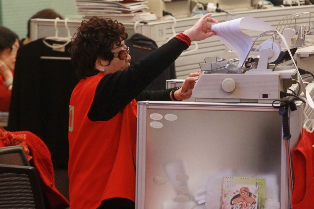 Floor traders at the Hong Kong stock exchange in Central. The Hang Seng Index rose 0.8 per cent, or 201.84 points, to 25,871.89 at the close. Photo: SCMP