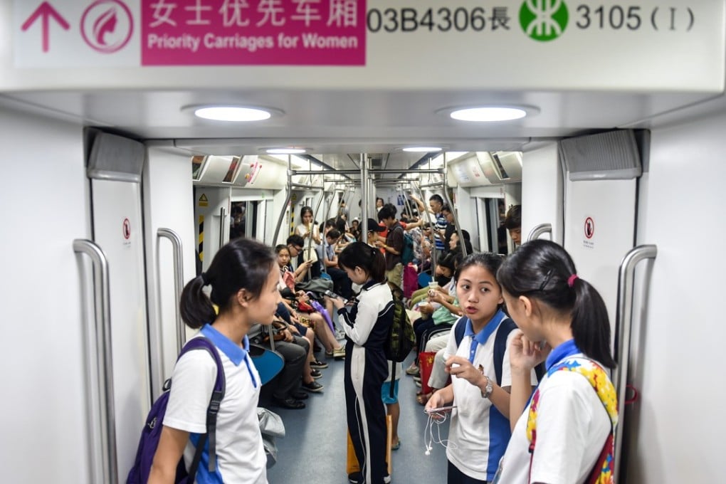 One of the special carriages on the Shenzhen subway system. Photo: Xinhua的第一节和最后一节车厢设为女士优先车厢，优先供女性乘客使用，其他车厢则作为普通车厢使用。 新华社记者 毛思倩 摄