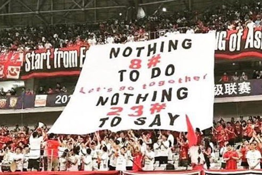 Shanghai SIPG fans display a banner supporting midfielder Oscar after his eight-match suspension. Photo: @Oscar8
