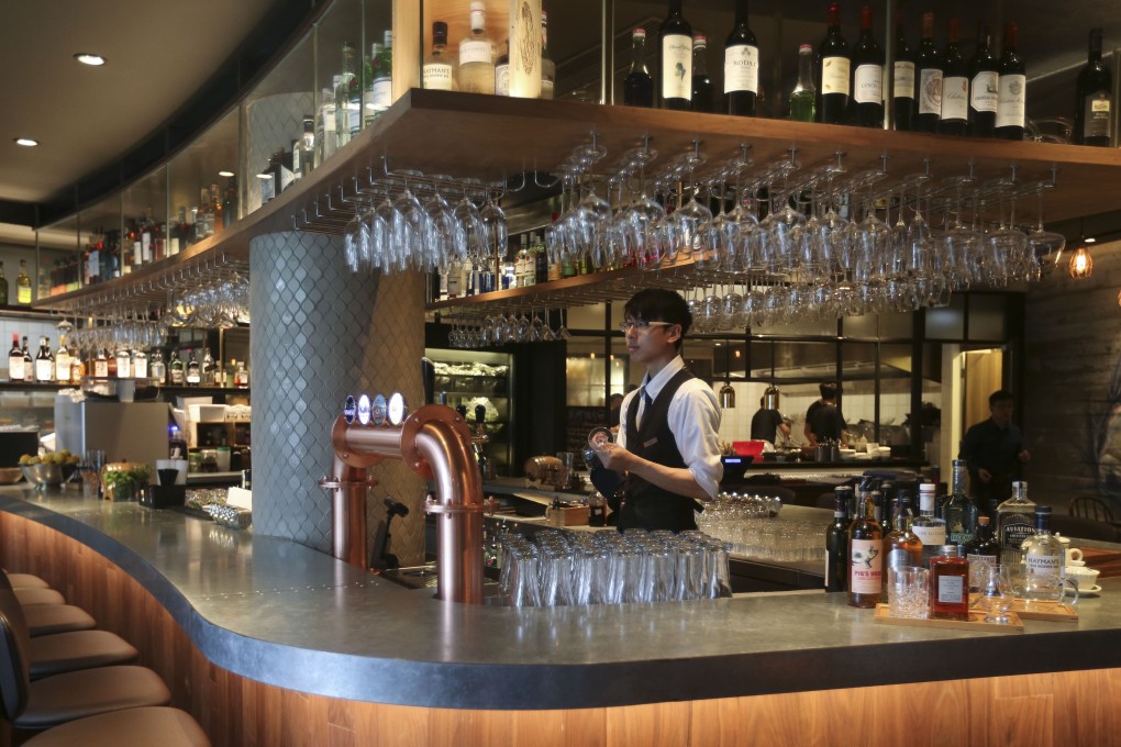 Rooftop venue lacks atmosphere and the strikingly presented cocktails are hit-and-miss, but the helpful staff make up for the shortcomings