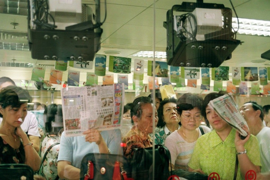The Hang Seng Index reached a high of 16,460.5 on August 11, 1997 and had plunged to close at 9,059.9 by October 28. Investors at a bank at Lok Fu on October 22, 1997. Photo: Edward Wong