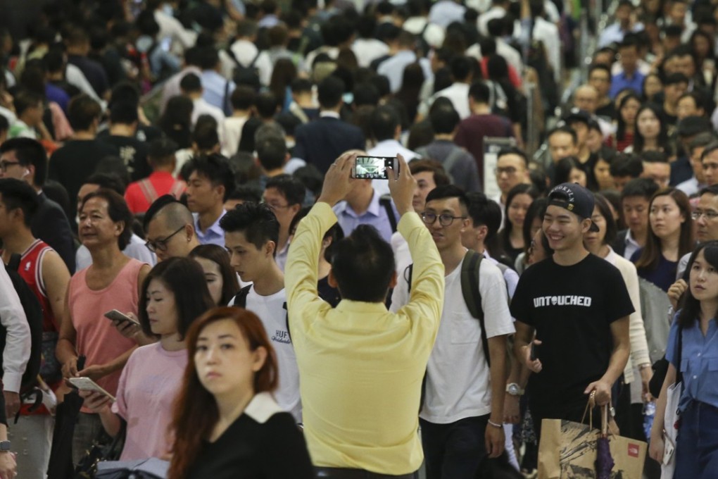 Commuters throng Central MTR station on June 12, as Hongkongers head home before tropical storm Merbok hit the city. Photo: Dickson Lee