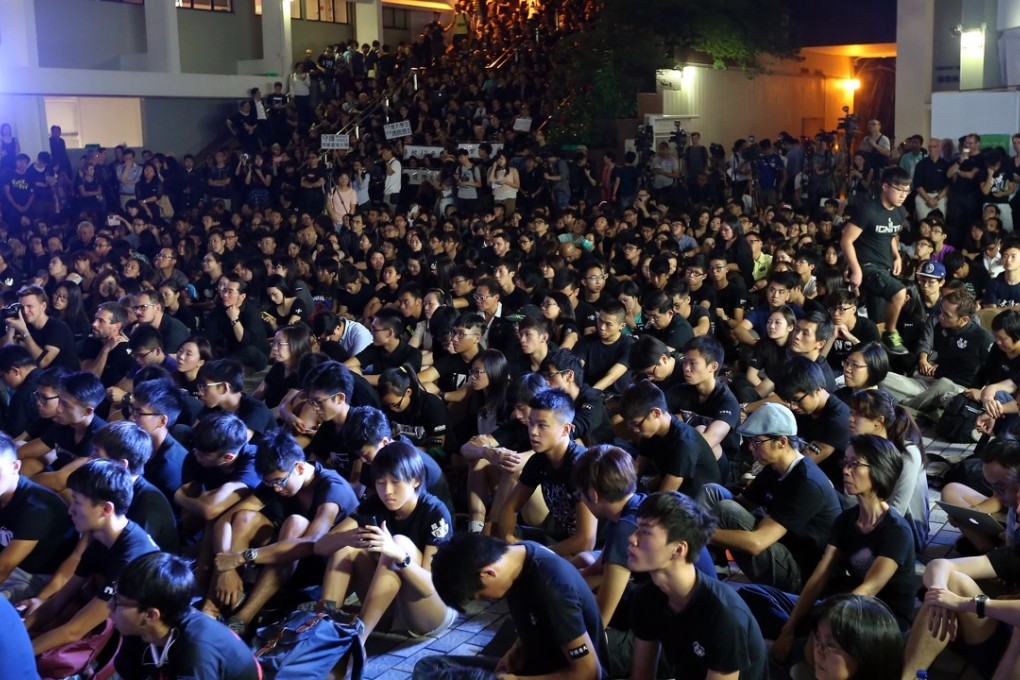 More than 1,500 HKU staff and students, including various concern groups, join a protest against the university's governing council in 2015. Photo: Felix Wong