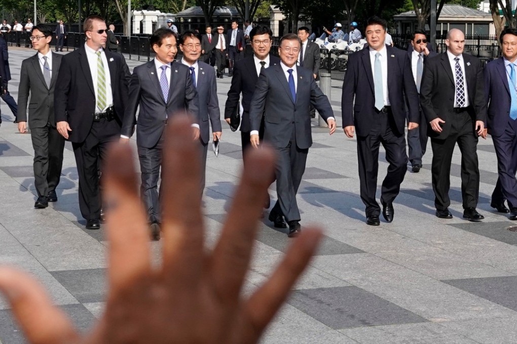South Korean President Moon Jae-in (C) walks on Pennsylvania Avenue to greet his supporters in Washington. Photo: Reuters