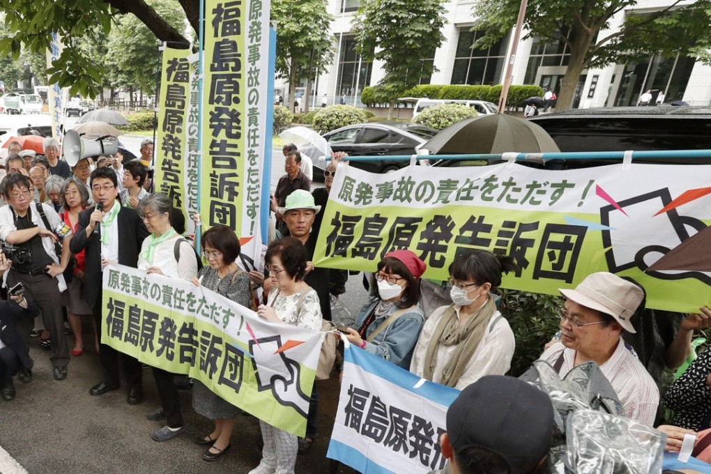 Protesters outside Tokyo District Court. Photo: Kyodo