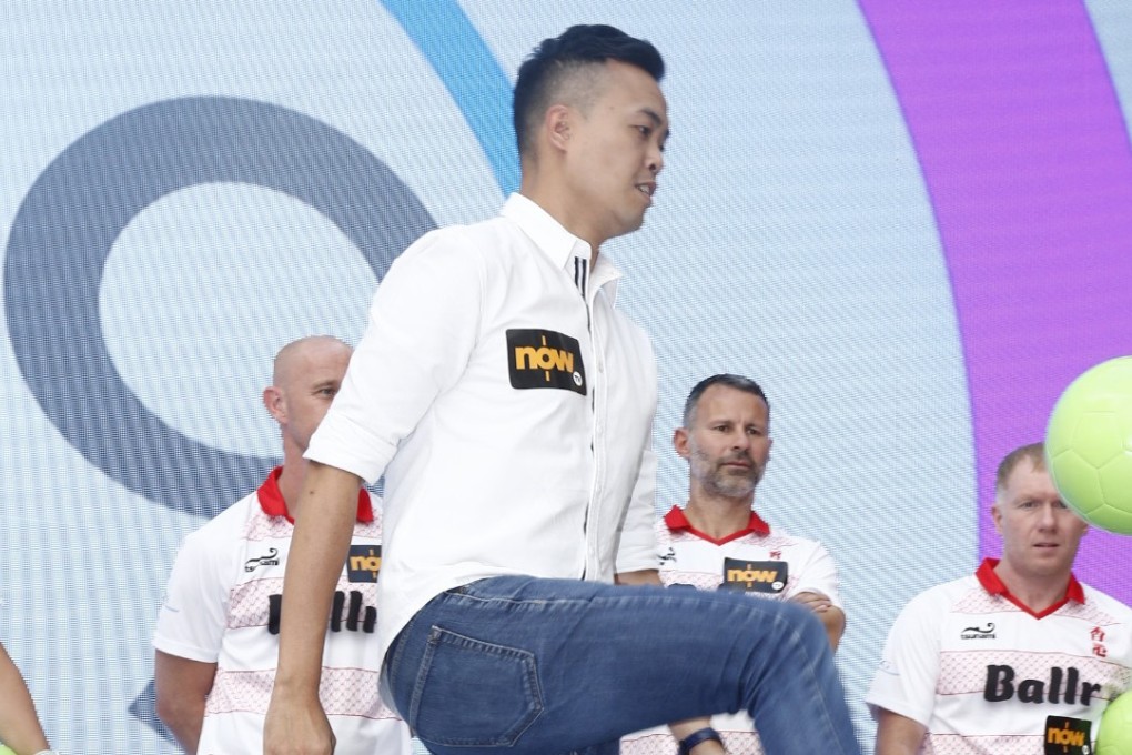 Marco Fu practises his kick-ups in front of his Manchester United heroes. Photo: Now TV