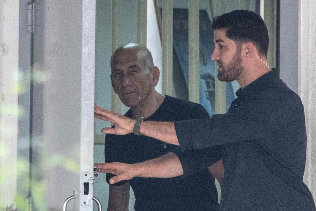 Former Israeli Prime Minister Ehud Olmert (L), 71, leaves the Maasyahu prison in Ramla. Photo: AFP