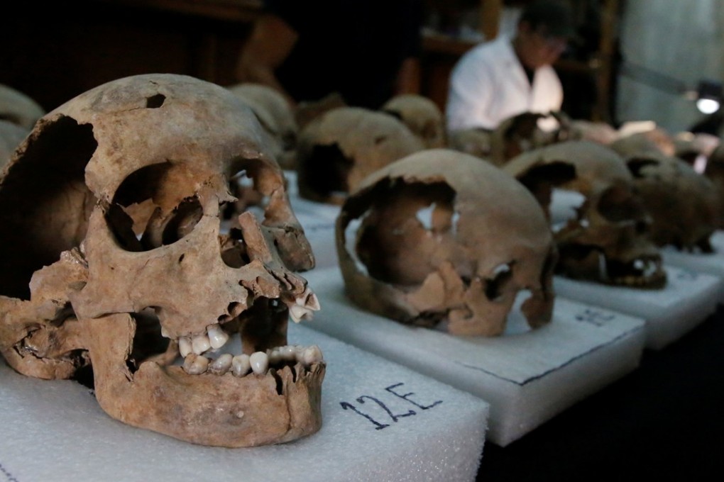 Biological anthropologists from the National Institute of Anthropology and History examine the skulls discovered near Templo Mayor, one of the main temples in the Aztec capital Tenochtitlan. Photo: Reuters