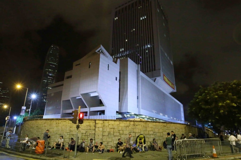 A queue outside the Central Barracks in Admiralty late Sunday. Photo: Edmond So