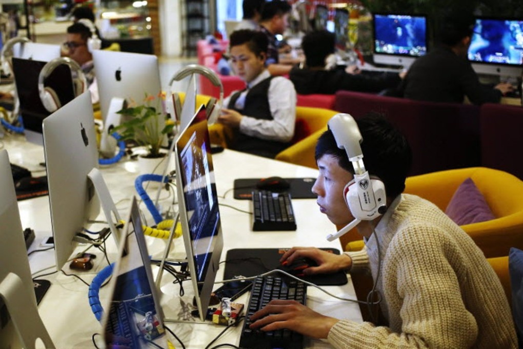 People use computers in an internet cafe in Beijing in this file photo. The closure of GreenVPN will make it harder for many internet users in China to access their favourite sites. Photo: Bloomberg