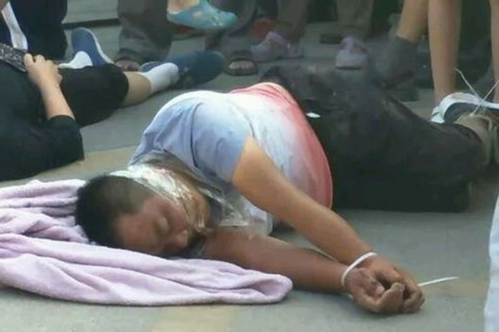 One of the family members bound and gagged on the ground. Photo: News.163.com