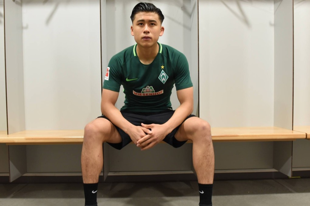 Zhang Yuning in the Werder Bremen dressing room. The Chinese youngster signed for West Bromwich Albion then immediately moved to the German team on loan. Photo: Werder Bremen / Werder.de