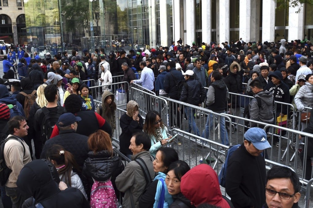 A long queue outside the Apple store on Fifth Avenue in New York to buy the iPhone 6 in September 2014. These queues could be even longer for the iPhone 8. Photo: AFP