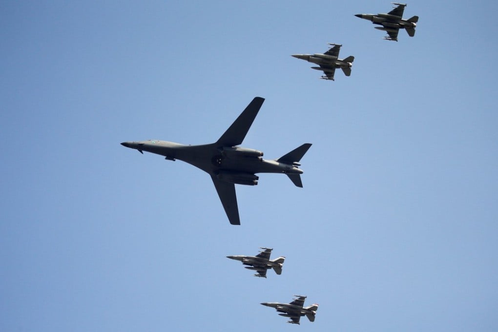 A U.S. Air Force B-1B bomber flies over Osan Air Base in Pyeongtaek, South Korea, September 13, 2016. Photo: Reuters