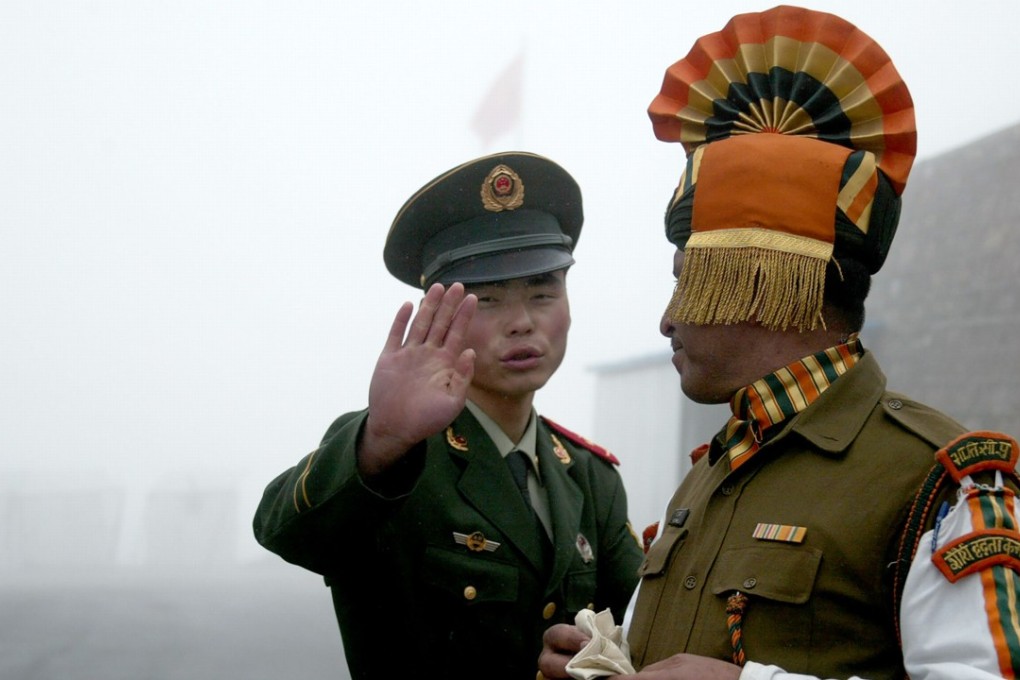 A Chinese and an Indian soldier at the Nathu La border crossing in India's northeastern Sikkim state. Photo: AFP