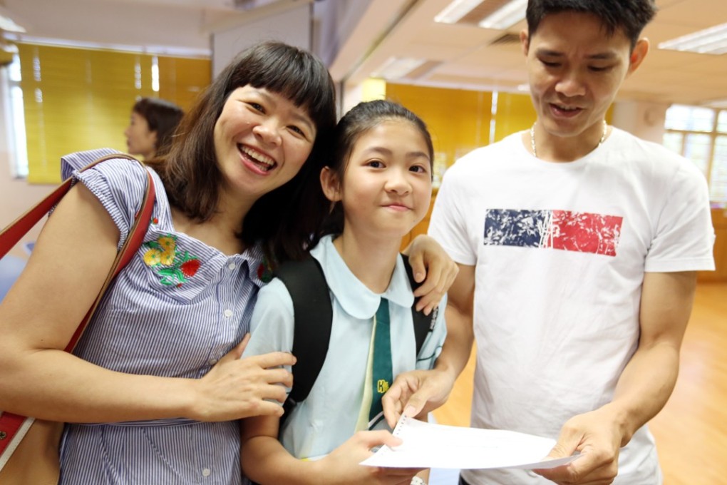 ELCHK Kwai Shing Lutheran Primary School pupil Yuki Li, with mother Huang Guoqiu and father Li Xingling, was delighted to be offered a place at the elite STFA Lee Shau Kee College. Photo: Xiaomei Chen