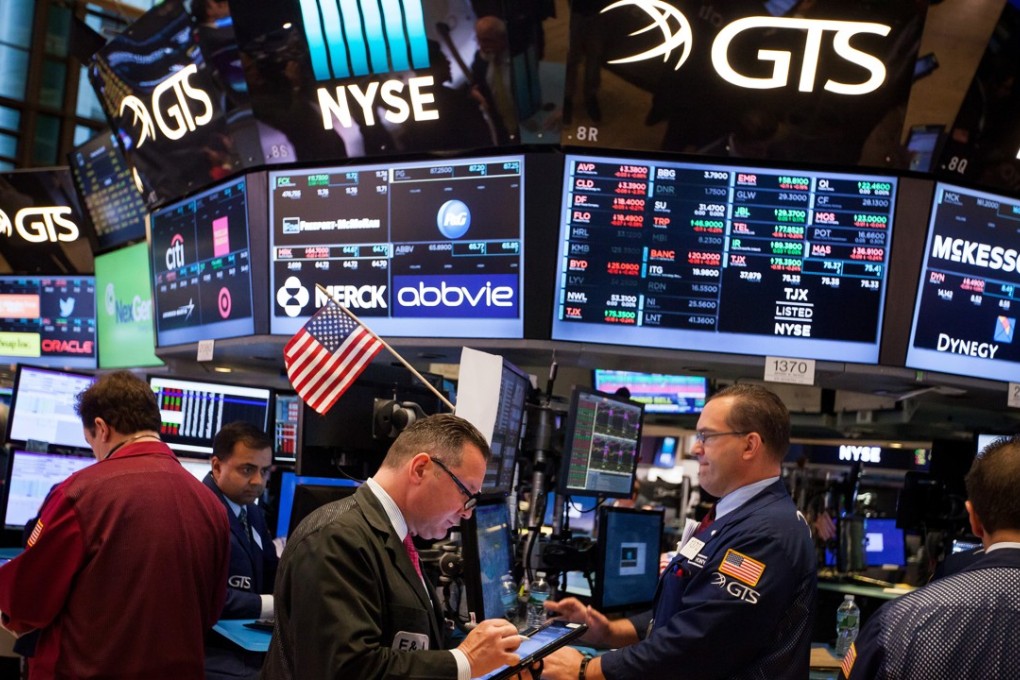 Traders work on the floor of the New York Stock Exchange (NYSE) in New York, U.S., on Tuesday, May 30, 2017. U.S. stocks halted a seven-day advance, while the dollar fluctuated as data showing a rebound in consumer spending offset a wider selloff in commodities. The euro slipped with equities in the region. Photo: Bloomberg