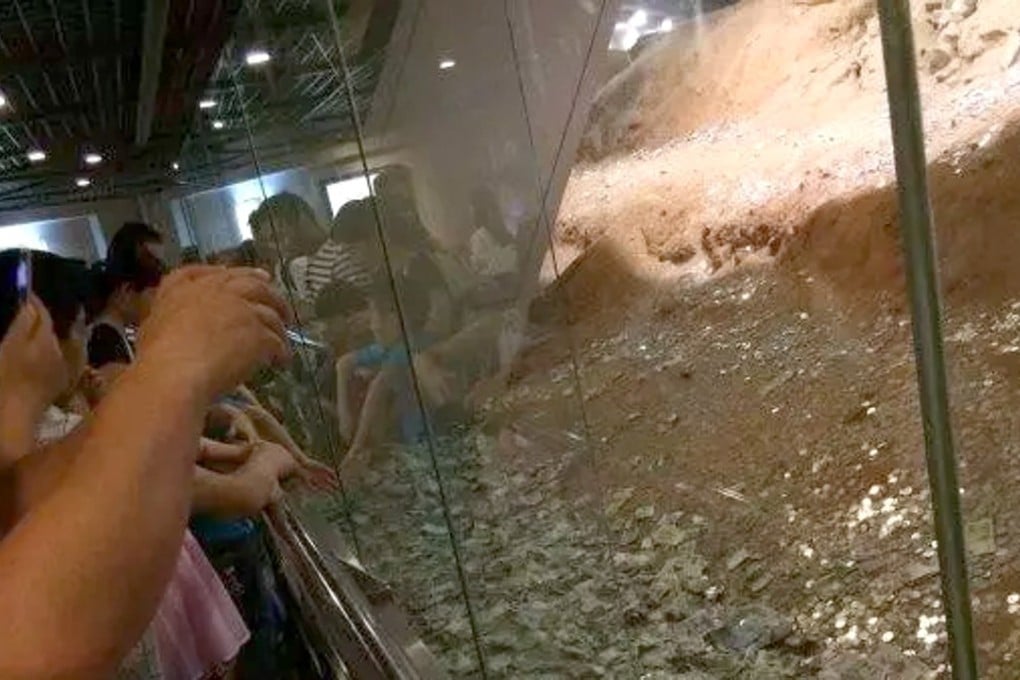 Tourists throw lucky money into the ruins of the Leifeng Pagoda in Hangzhou. Photo: Handout