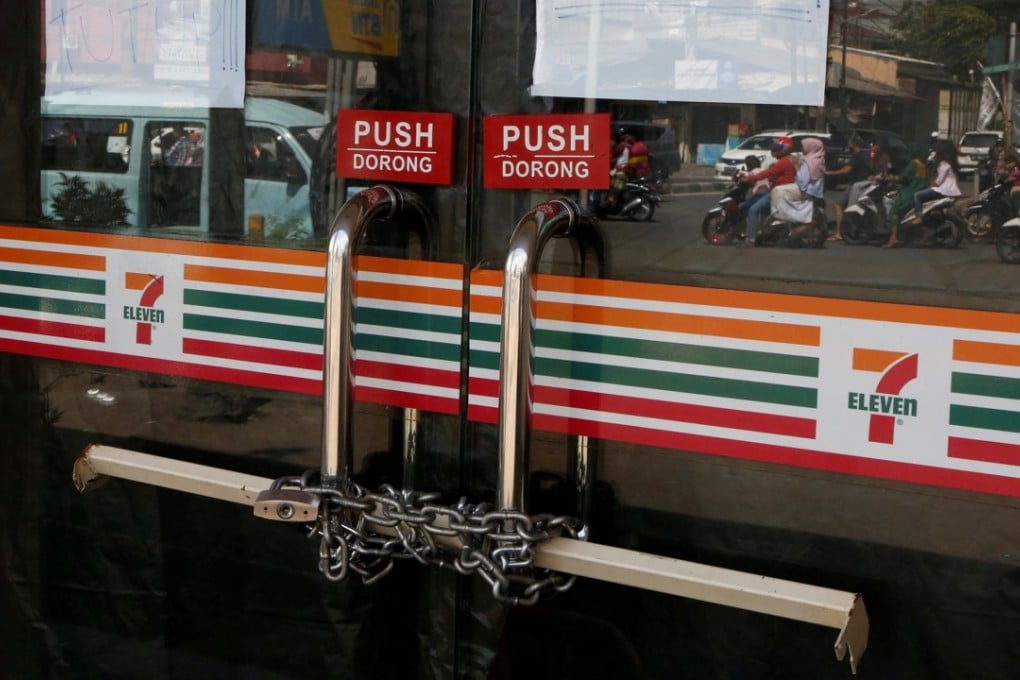Chains are used to lock the front door of a 7-Eleven convenience store in Jakarta, Indonesia. PT Modern Internasional, 7-Eleven’s franchise holder in the country, said a lack of resources is the main reason why it ceased operations of all 7-Eleven outlets. Photo: Reuters