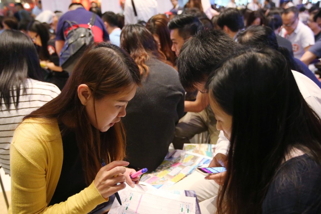 Cheung Kong Property Holdings drew large crowds to its Ocean Pride project sales office in May. Photo: Edward Wong