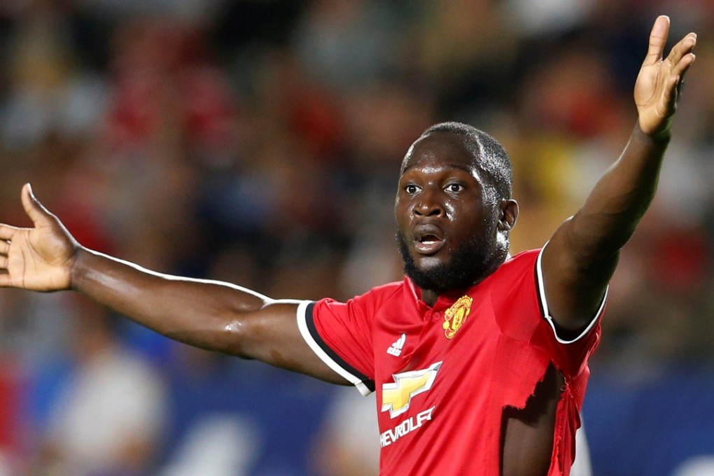 Manchester United's Romelu Lukaku gestures after his shirt is ripped. Photo: Reuters/Lucy Nicholson