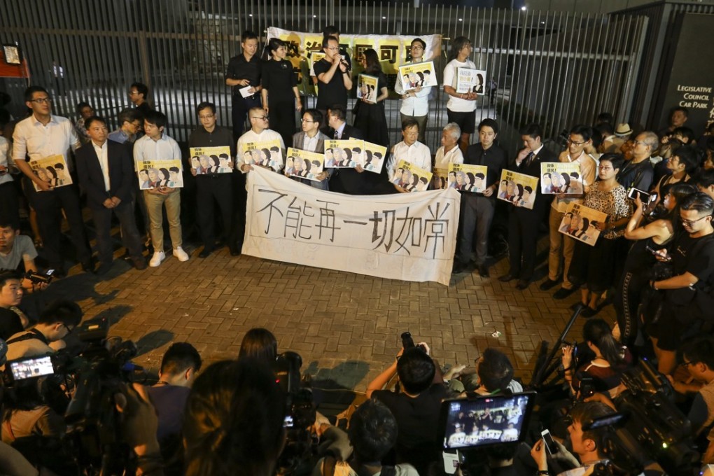 Demonstrators protest against the High Court ruling to disqualify Nathan Law,Leung Kwok-hung, Lau Siu-lai and Edward Yiu. Photo: Xiaomei Chen