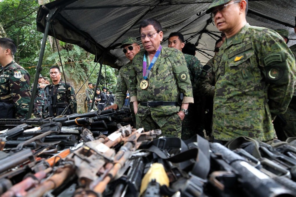 Philippine President Rodrigo Duterte visits the troops engaged in the battle with the Maute group in Marawi City. Photo: Xinhua