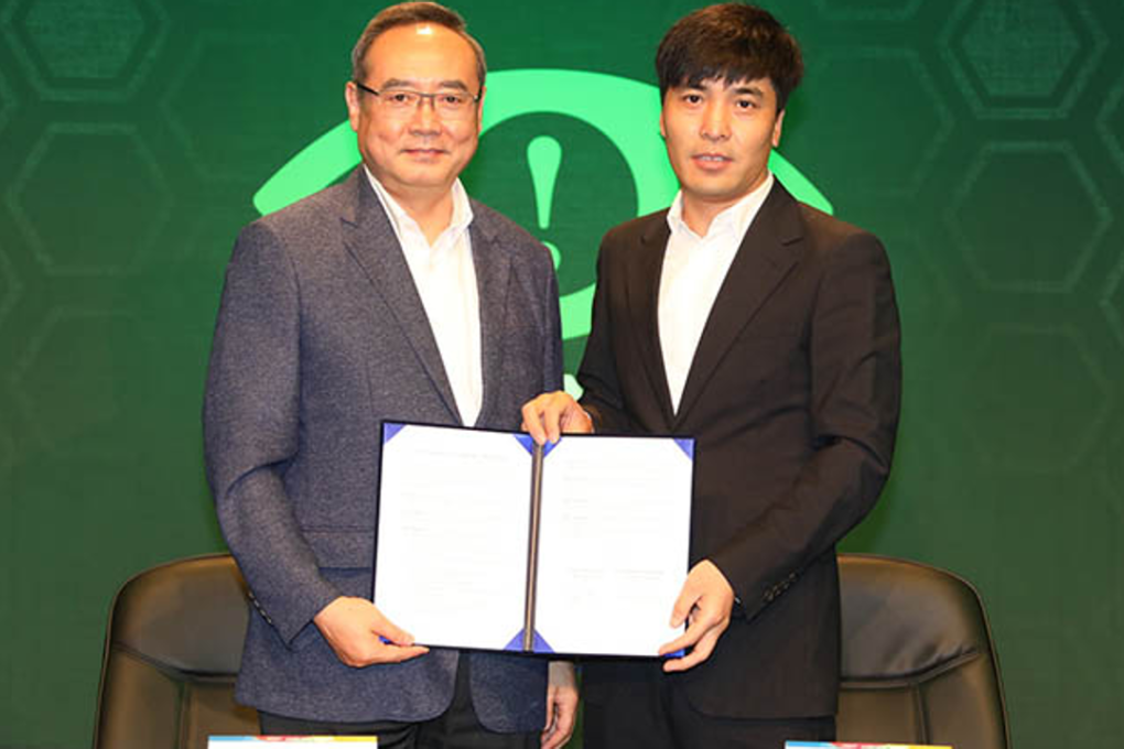 Eyedentity Entertainment CEO Guo Haibin, right, poses with Seo Tae-geon, chief of the organizing committee of Busan Indie Connect Festival, after signing an agreement for cooperation in the e-sport business at Nexon Arena in Seoul, Wednesday. Photo: Eyedentity Entertainment