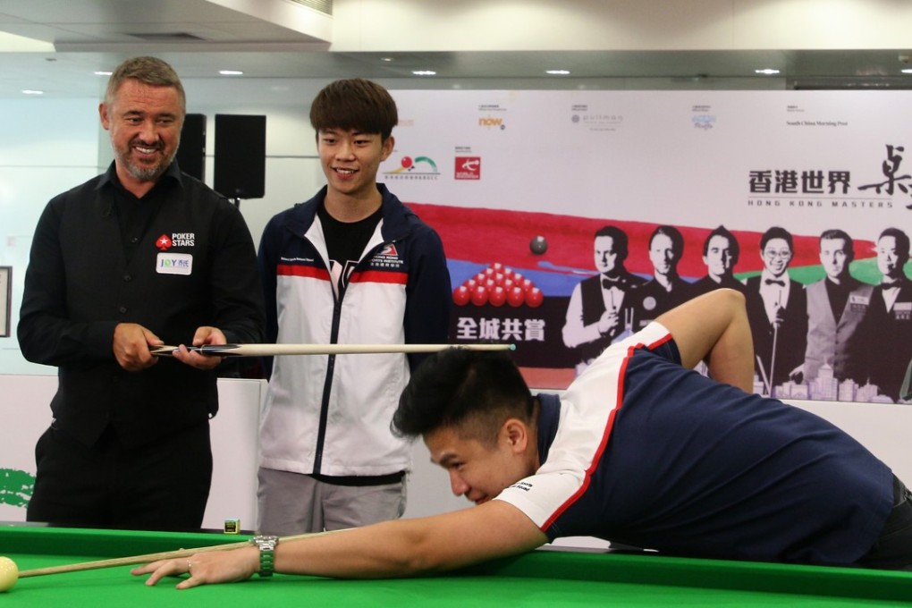 Stephen Hendry uses his cuestick to keep Steven Chau’s head low during Friday’s snooker clinic while Hong Kong teammate Cheung Ka-wai looks on. Photos: Unus Alladin
