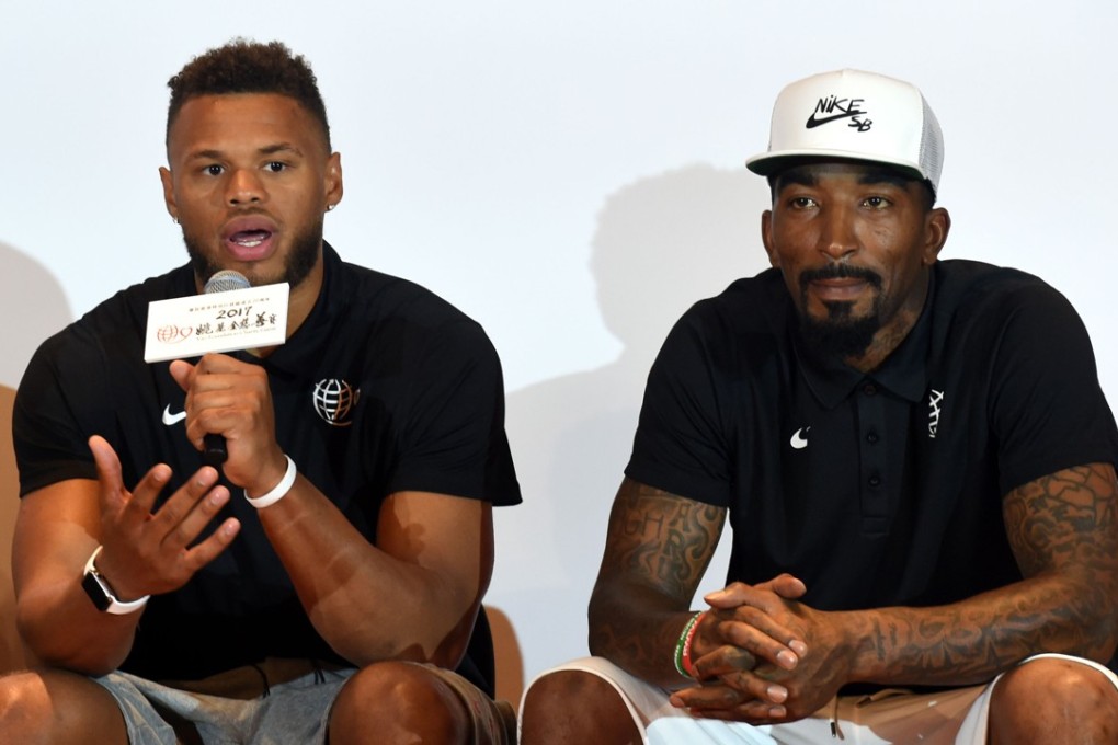 Justin Anderson (left) of the Philadelphia 76ers speaks to the media, next to JR Smith of the Cleveland Cavaliers. Photo: Xinhua