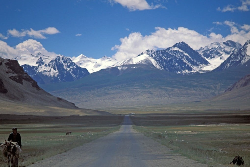 A lone traveller makes his way on the road from Tashkurgan in Xinjiang in the far west of China. Photo: Alamy/ArgusPhoto)