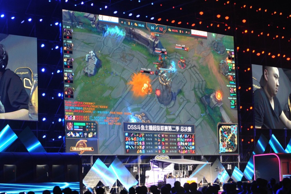 An e-sports competition being broadcast at a carnival in Wuhan city, Hubei province. (China Foto Press)