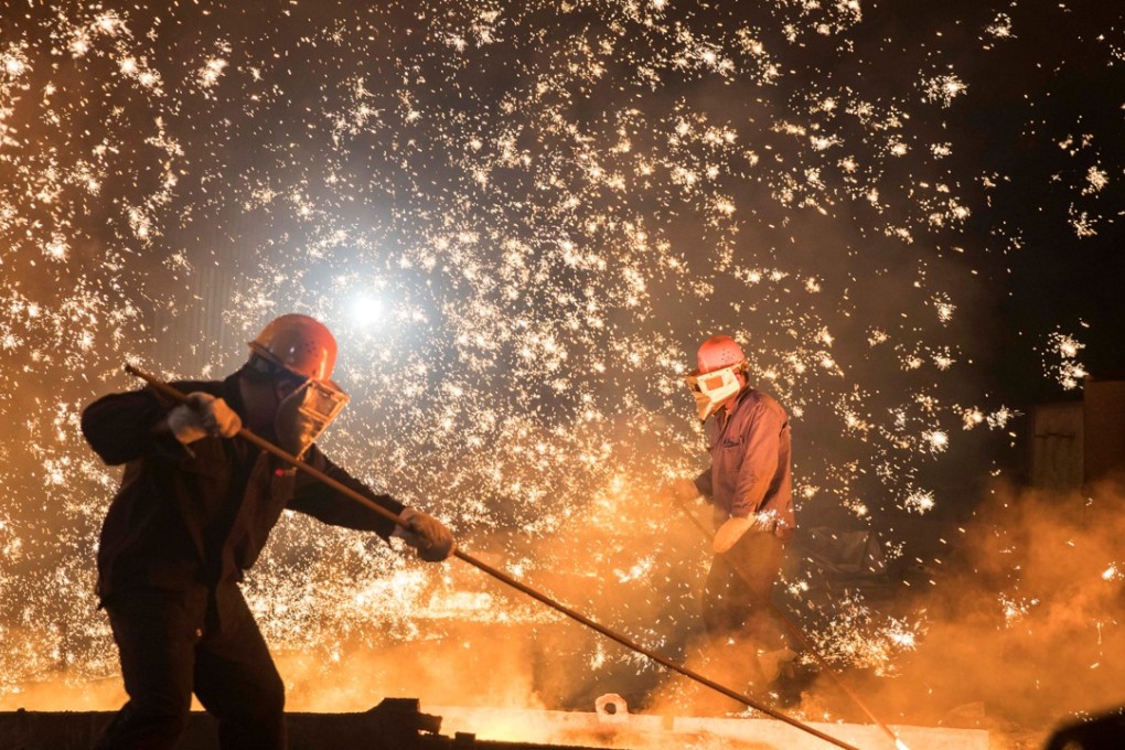Labourers work at a steel plant of Shandong Iron & Steel Group in Jinan, Shandong province. Photo: Reuters