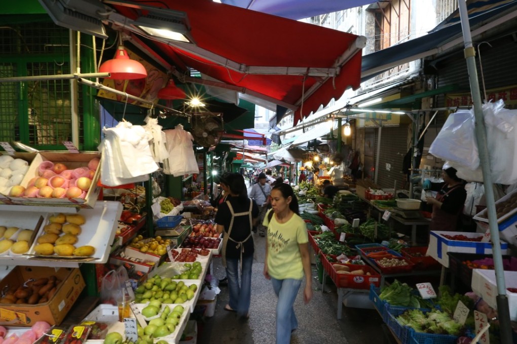 Vendors and customers on Graham Street in Central. Photo: K. Y. Cheng