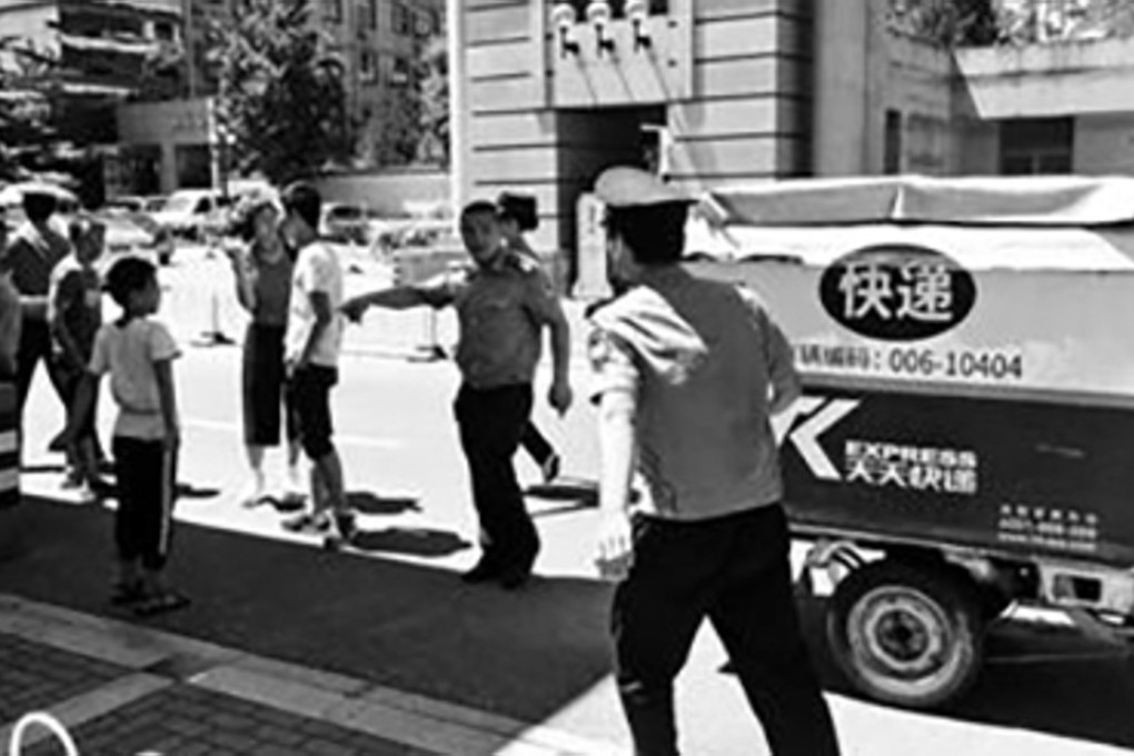 Bypassing Queue Tourists have themselves delivered to Beijing university to bypass ...
