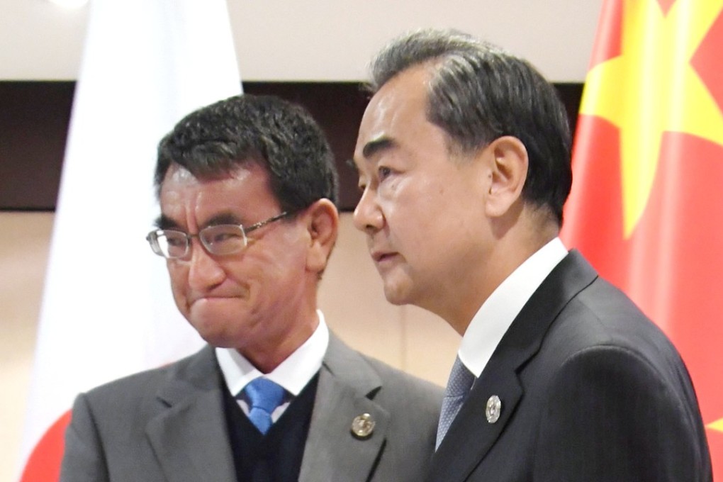Japanese Foreign Minister Taro Kono (left) and his Chinese counterpart Wang Yi pose for photos ahead of their talks in Manila. Photo: Kyodo