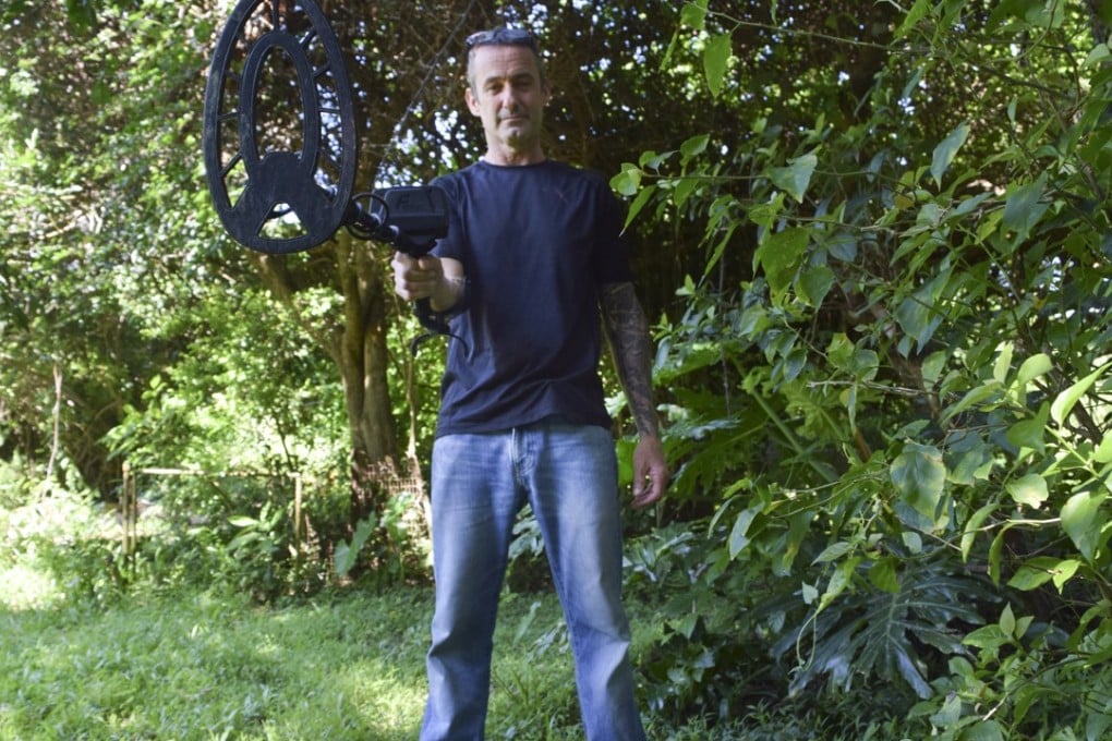 Dave Willott with his metal detector. Photo: Red Door News