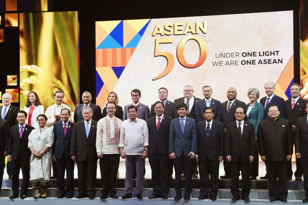 Philippine President Rodrigo Duterte and foreign ministers of the Association of Southeast Asian Nations and other countries attend a ceremony celebrating the 50th anniversary of the ASEAN in Manila on August 8, 2017. Photo: Kyodo