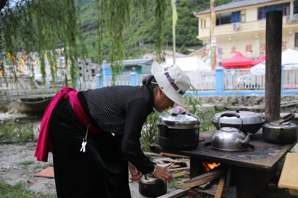 Preparing lunch by the river in the town of Zhangzha. Photo: Sam Tsang