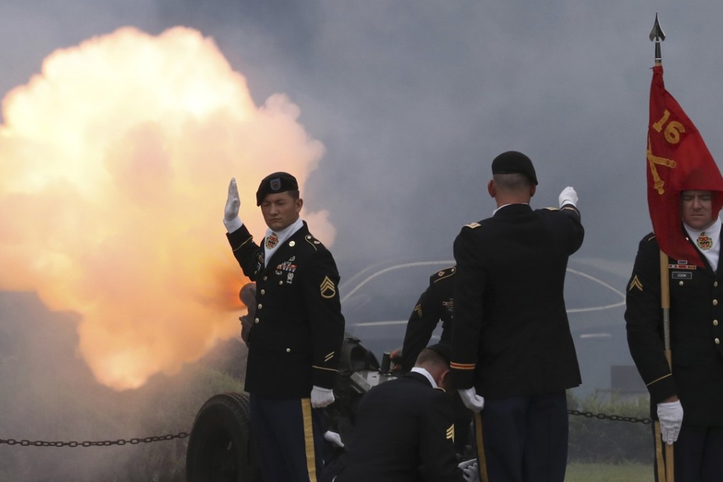 US soldiers fire a salute during a change of command and change of responsibility ceremony for Deputy Commander of the South Korea-US Combined Force Command at Yongsan Garrison in Seoul on Friday, August 11, 2017. Photo: AP